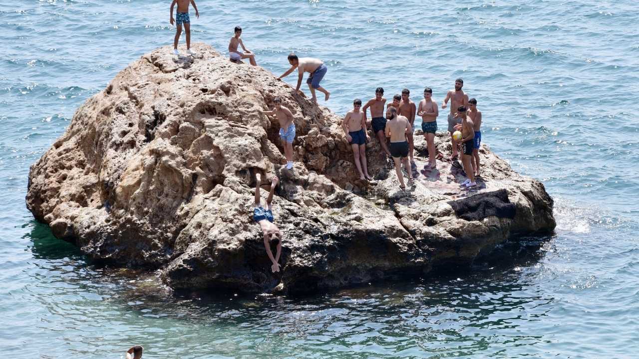 Antalya’nın Havası da Denizi de Yakıyor! 30 Derece Suda Serinlemeye Çalıştılar 7