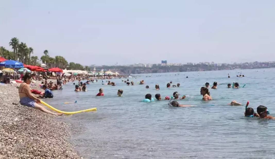 Tatilciler Hamam Suyu Gibi Denize Sığındı 3