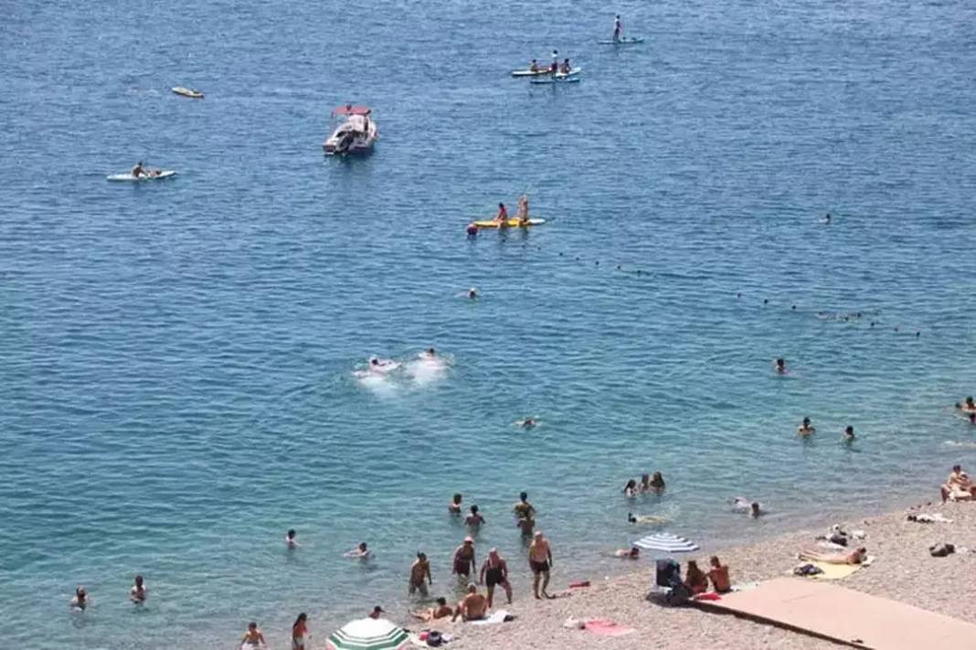 Tatilciler Hamam Suyu Gibi Denize Sığındı 1