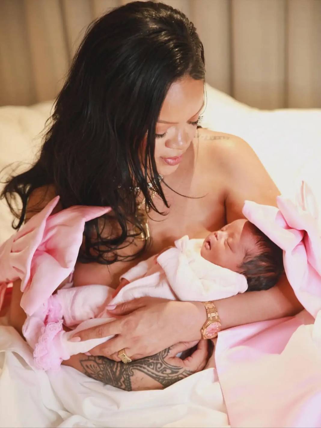 Rihanna Hayallerine Kavuştu! 3'üncüsünü Kucağına Aldı 13