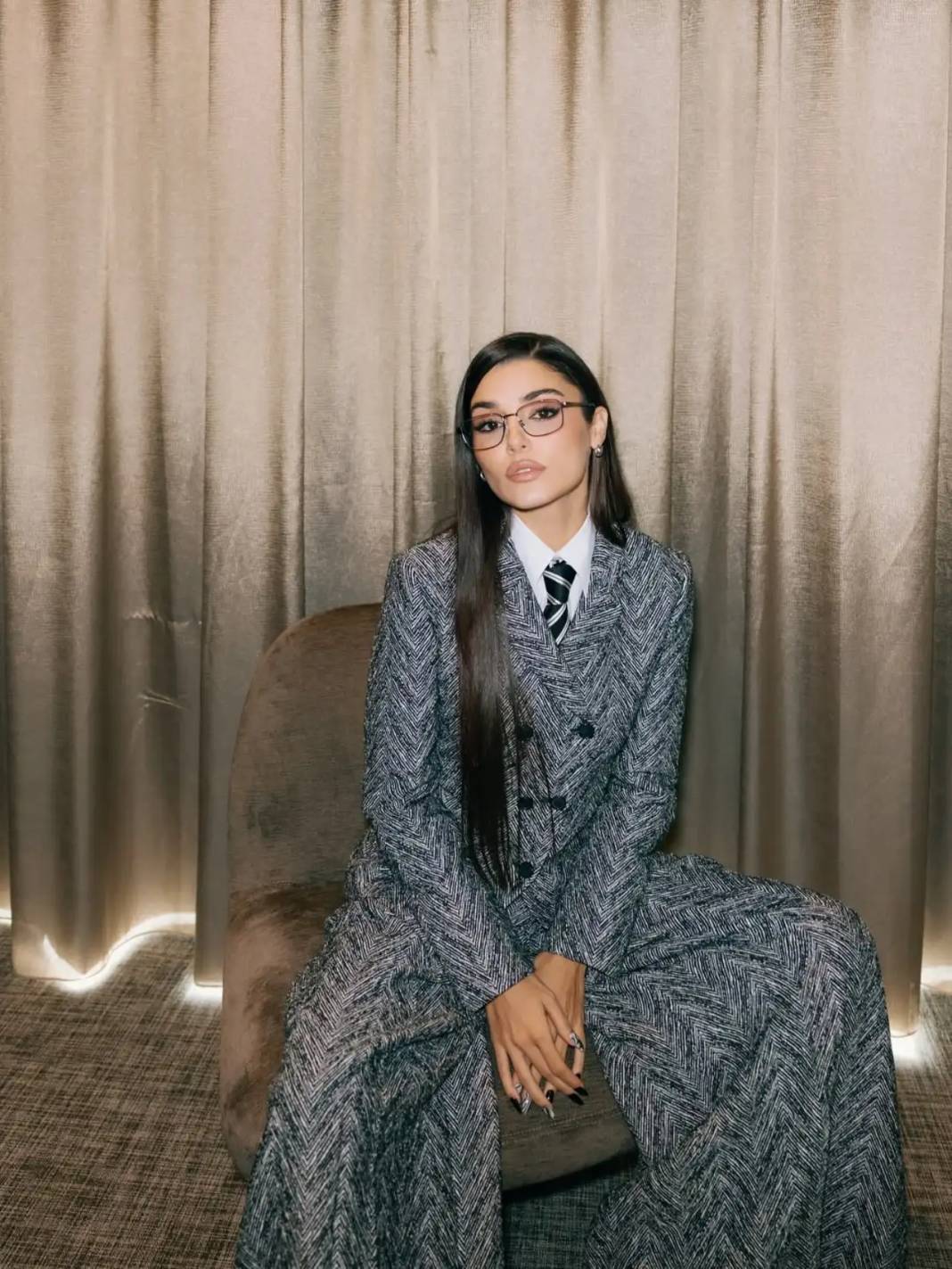 Ayrılığın Ardından İlk Poz: Hande Erçel Şıklığıyla Mest Etti 9