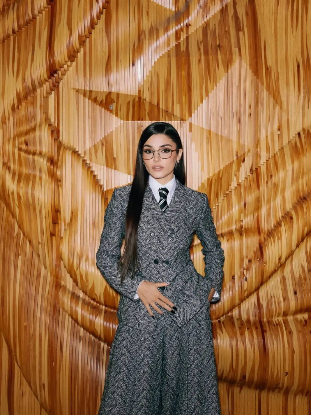 Ayrılığın Ardından İlk Poz: Hande Erçel Şıklığıyla Mest Etti 7