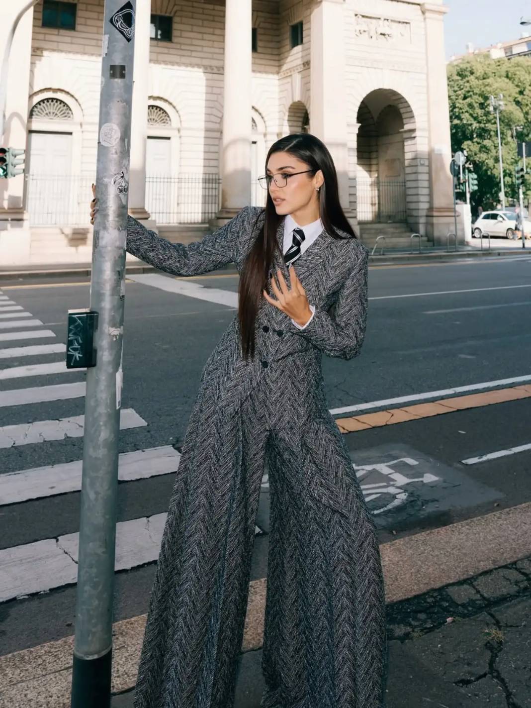 Ayrılığın Ardından İlk Poz: Hande Erçel Şıklığıyla Mest Etti 5