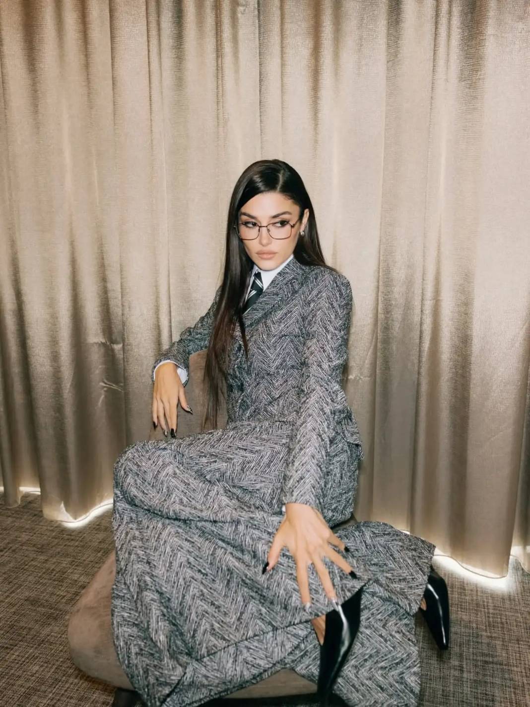Ayrılığın Ardından İlk Poz: Hande Erçel Şıklığıyla Mest Etti 11