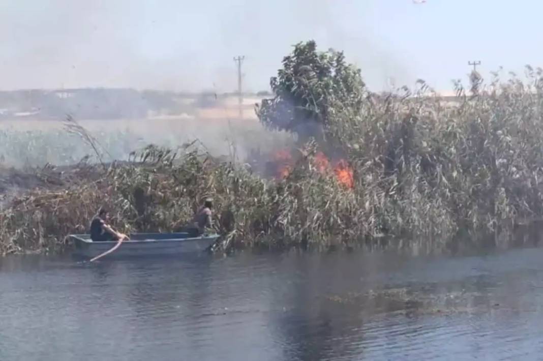 Antalya’da Düden Çayı Kıyısında Korkutan Yangın! Halk Kano ile Müdahale Etti 1