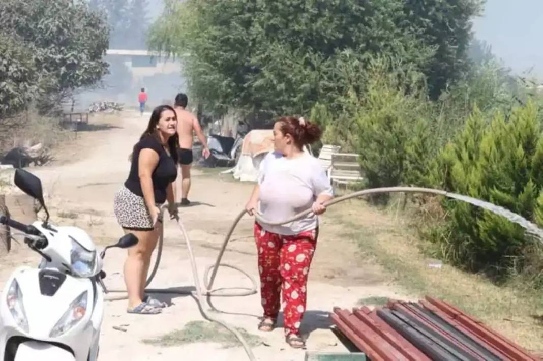 Antalya’da Düden Çayı Kıyısında Korkutan Yangın! Halk Kano ile Müdahale Etti 4