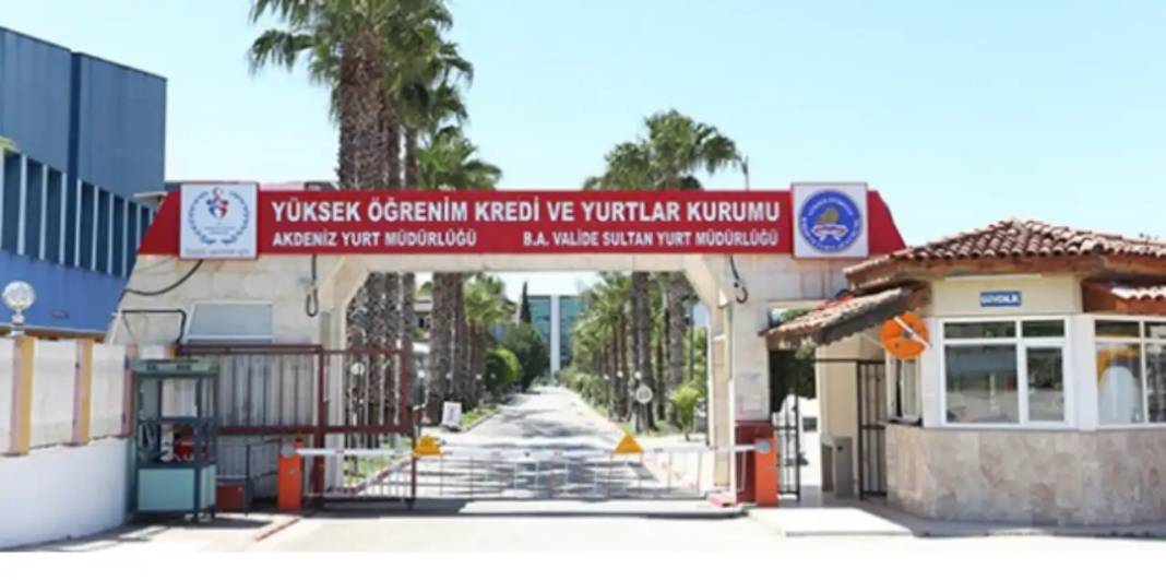 Akdeniz Üniversitesi’nde Kız Yurdu Önüne Asılan Pankart Gündem Oldu 3