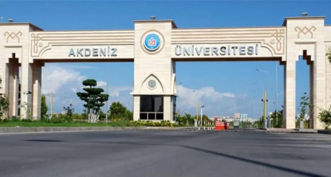 Akdeniz Üniversitesi’nde Kız Yurdu Önüne Asılan Pankart Gündem Oldu 1