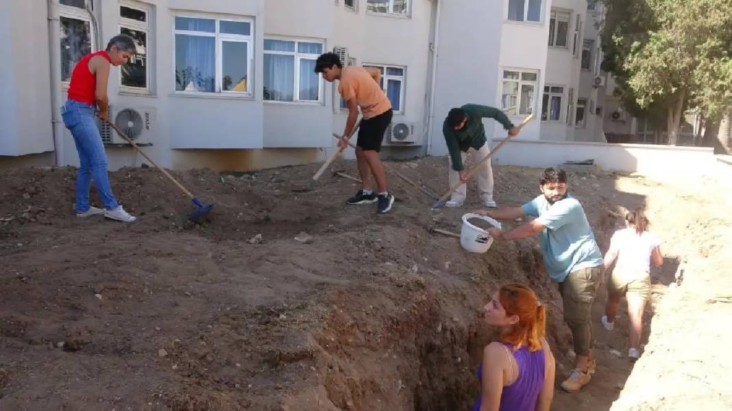 Mersin’de 16 Metrelik Dev Balina Toprak Altından Çıkarılıyor 5