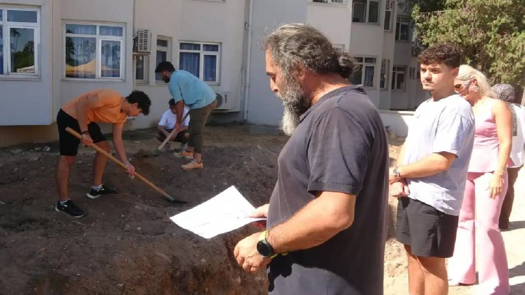 Mersin’de 16 Metrelik Dev Balina Toprak Altından Çıkarılıyor 1