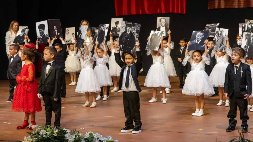 Manavgat’ta Cumhuriyet Işığı Miniklerle Parladı! 2