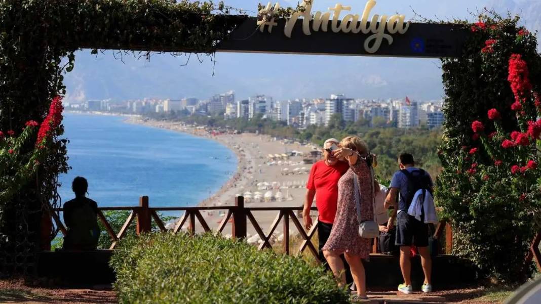 Türkiye Kışa Hazırlanırken Antalya Yazdan Çıkamıyor! 2