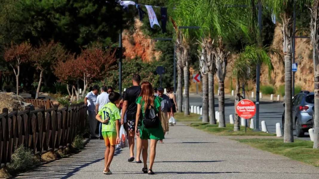 Türkiye Kışa Hazırlanırken Antalya Yazdan Çıkamıyor! 6