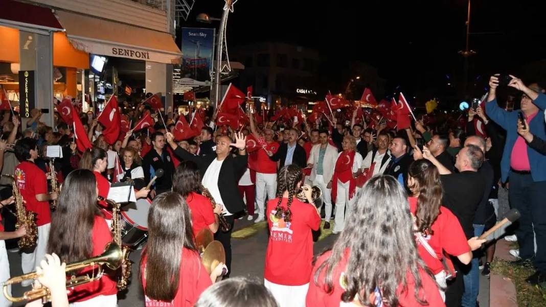 Kemer’de 400 Metrelik Bayrakla Cumhuriyet Yürüyüşü! 1