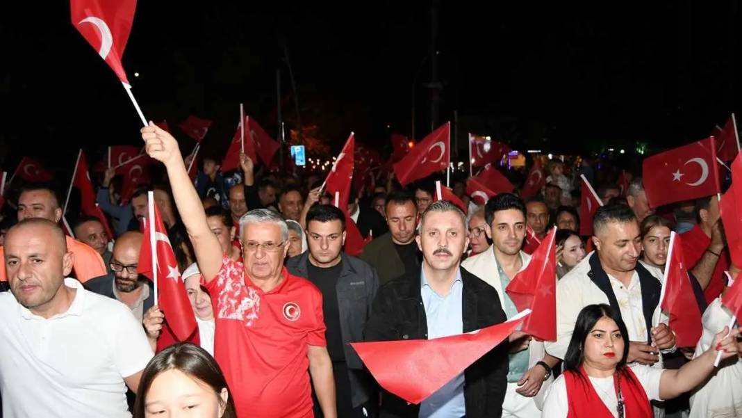 Kemer’de 400 Metrelik Bayrakla Cumhuriyet Yürüyüşü! 2