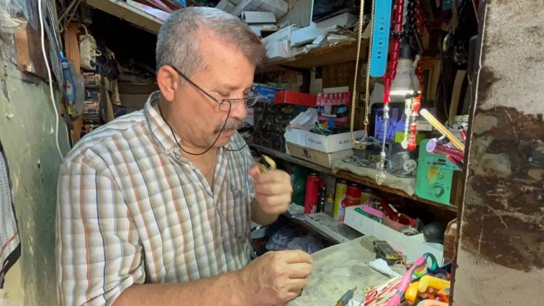 Hatay’da “Çakmak Doktoru”: 2 Metrekarelik Dükkanda 40 Yıllık Ustalık! 1