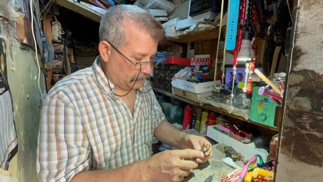 Hatay’da “Çakmak Doktoru”: 2 Metrekarelik Dükkanda 40 Yıllık Ustalık! 6