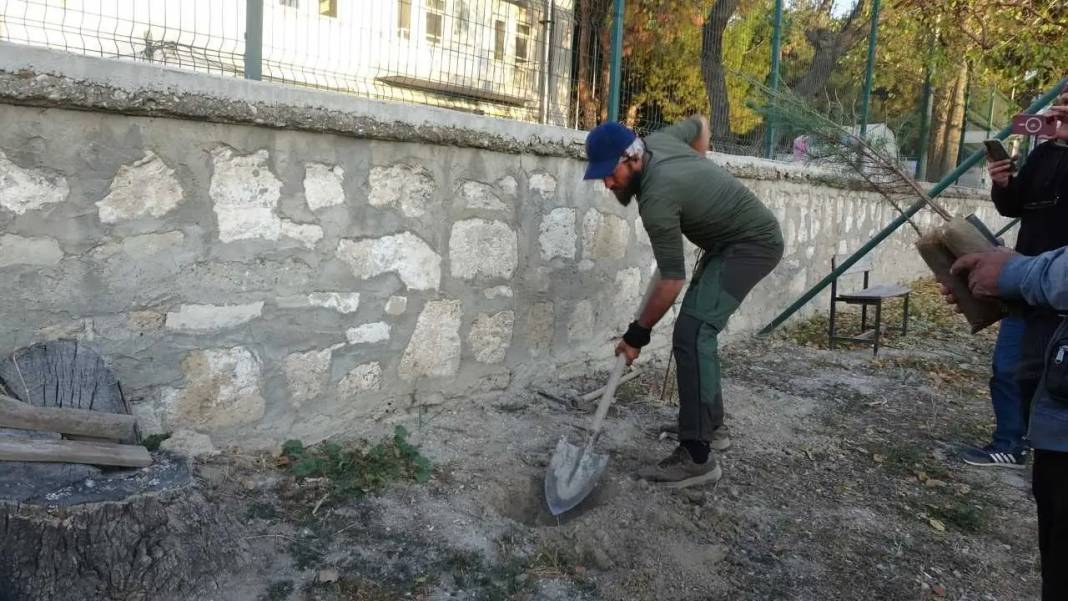 4 Yıllık Yolculukta 77. Durak: Özer’in Fidan Yolculuğu Burdur’da Sürüyor! 4