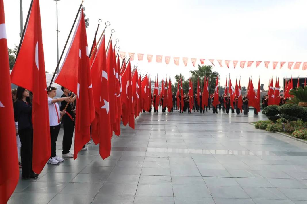 Atamıza Denizde, Karada Saygı Duruşu 13
