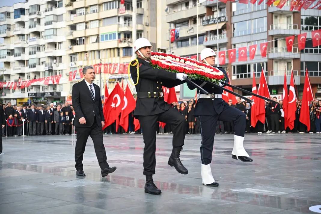 Atamıza Denizde, Karada Saygı Duruşu 11