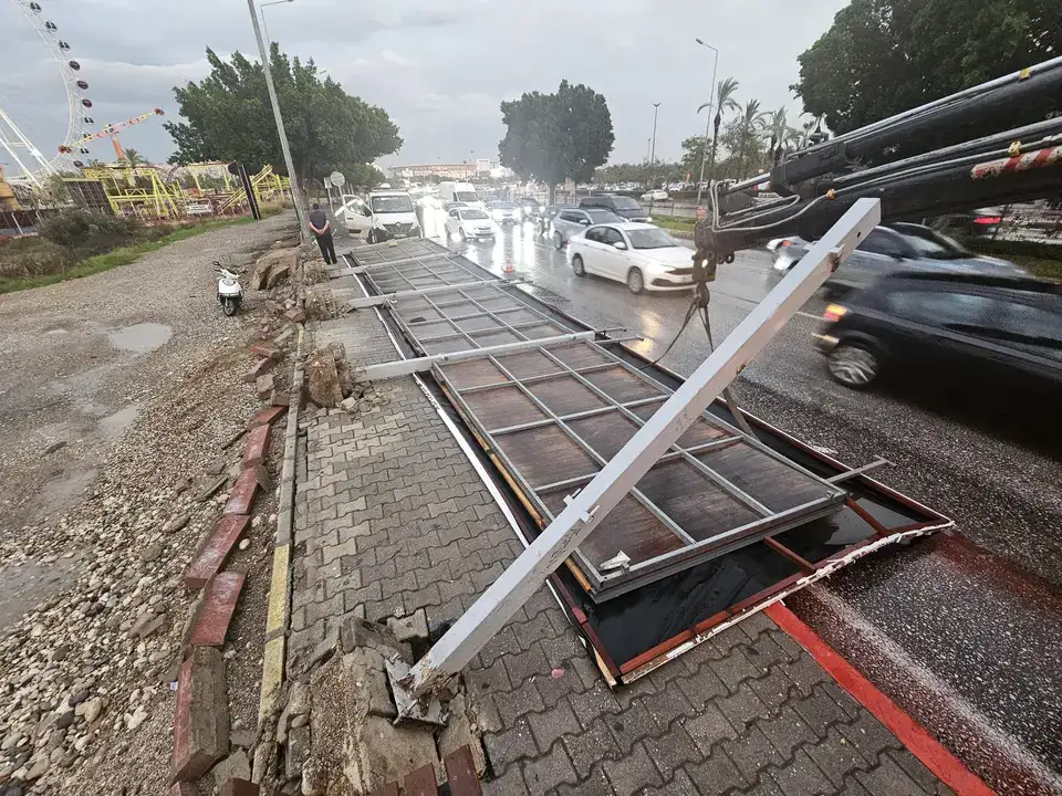 Antalya'nın Gündüzü Geceye Döndü: Sağanak Etkili Oldu 7