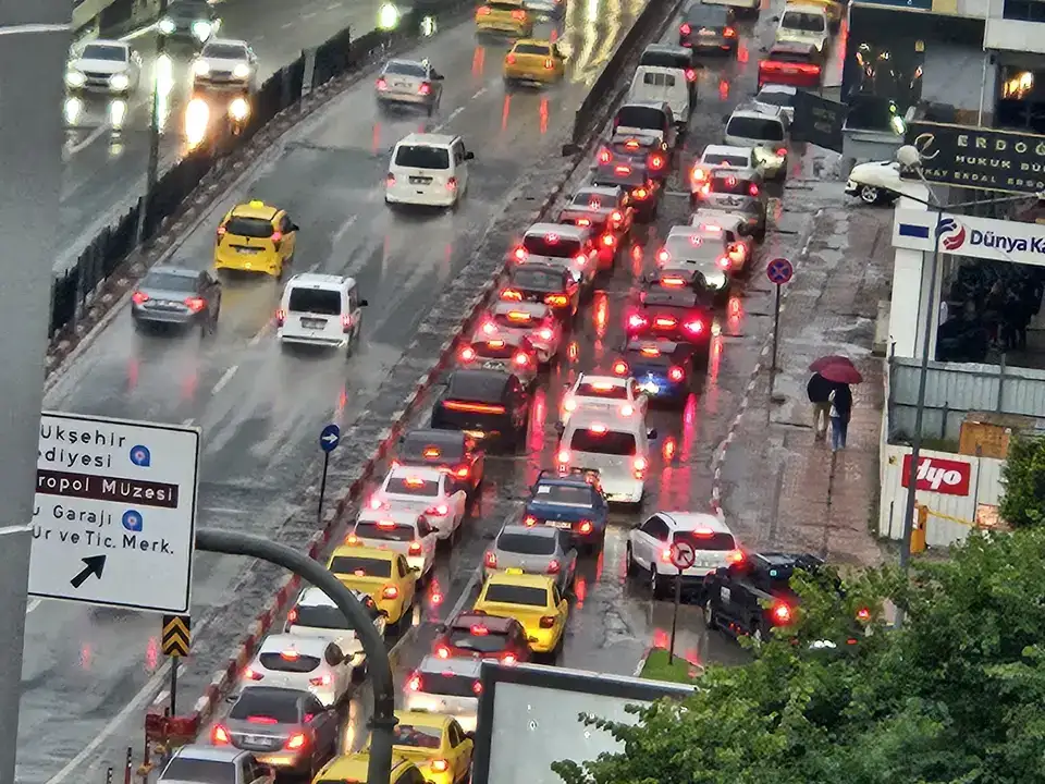 Antalya'nın Gündüzü Geceye Döndü: Sağanak Etkili Oldu 3