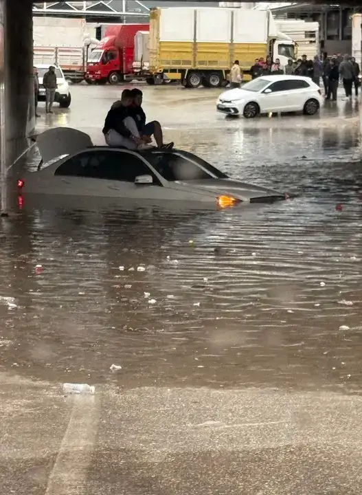 Antalya'nın Gündüzü Geceye Döndü: Sağanak Etkili Oldu 5