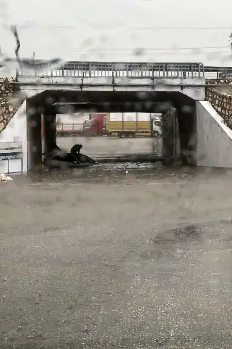 Antalya'nın Gündüzü Geceye Döndü: Sağanak Etkili Oldu 8