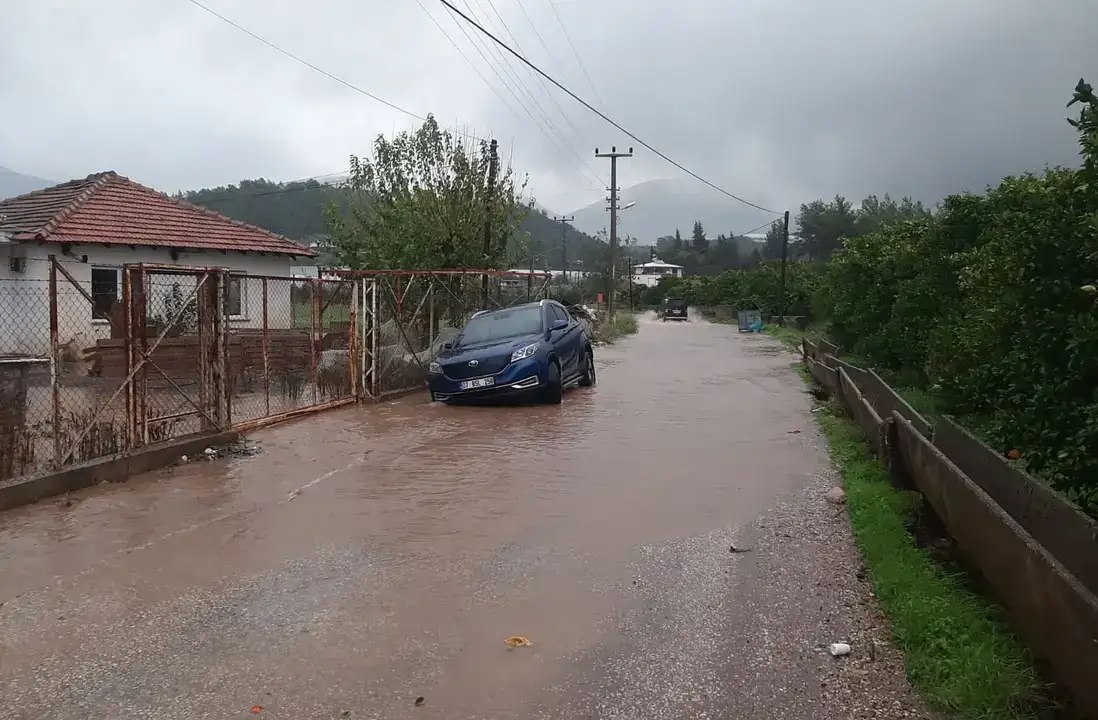 Antalya'nın Gündüzü Geceye Döndü: Sağanak Etkili Oldu 14