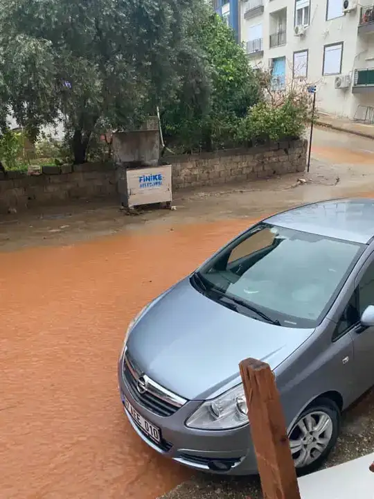Antalya'nın Gündüzü Geceye Döndü: Sağanak Etkili Oldu 11