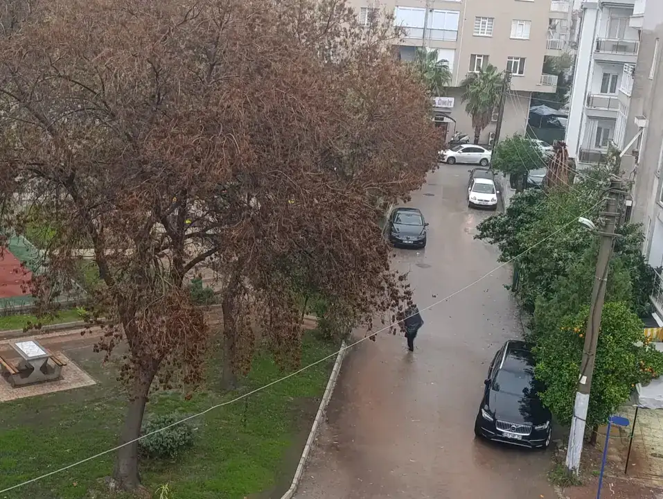 Antalya'nın Gündüzü Geceye Döndü: Sağanak Etkili Oldu 12