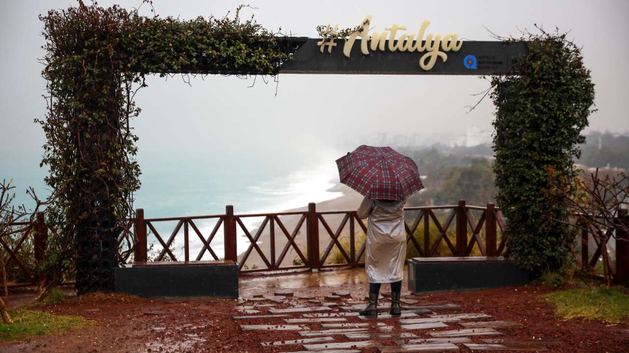 Antalya’da Deniz Şaha Kalktı! Dev Dalgalar 25 Metrelik Falezleri Aştı 6