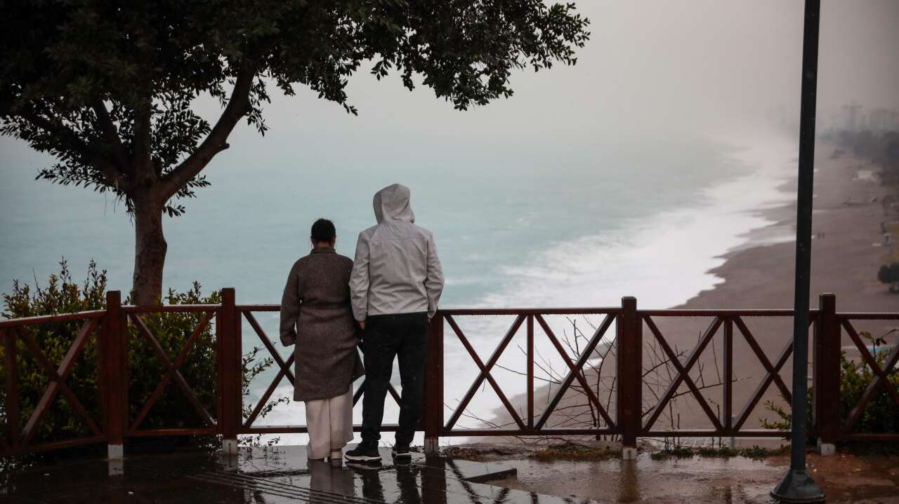 Antalya’da Deniz Şaha Kalktı! Dev Dalgalar 25 Metrelik Falezleri Aştı 5