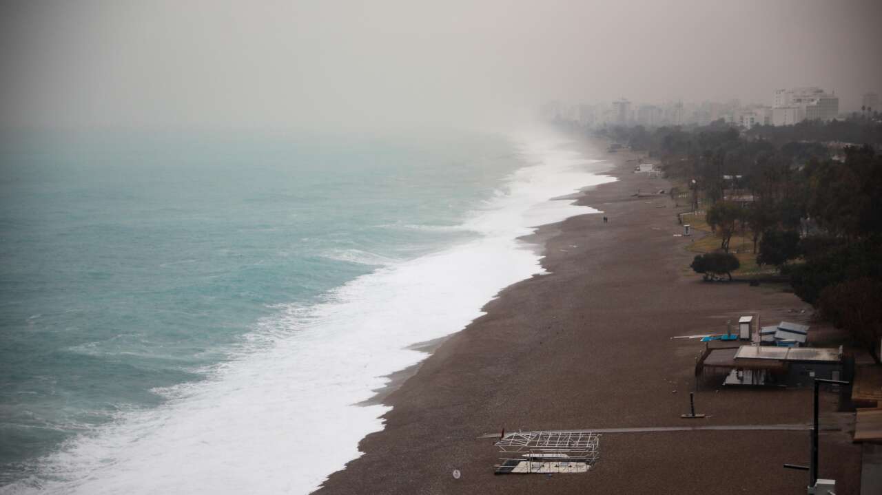 Antalya’da Deniz Şaha Kalktı! Dev Dalgalar 25 Metrelik Falezleri Aştı 1