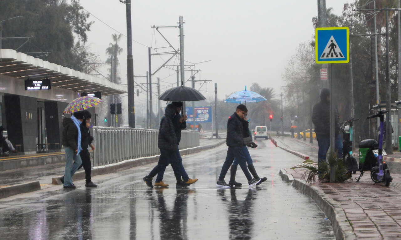 Antalya’da Deniz Şaha Kalktı! Dev Dalgalar 25 Metrelik Falezleri Aştı 4