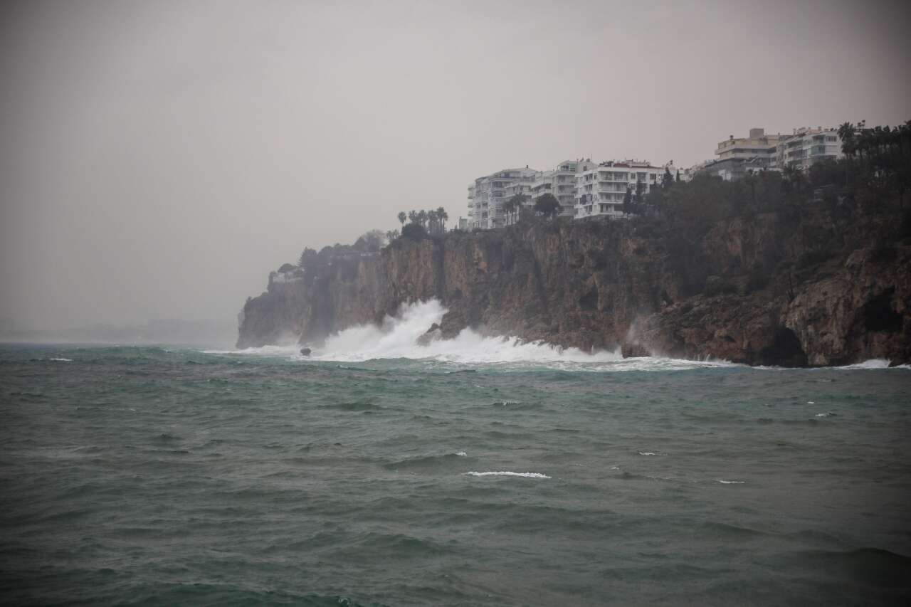 Antalya’da Deniz Şaha Kalktı! Dev Dalgalar 25 Metrelik Falezleri Aştı 3