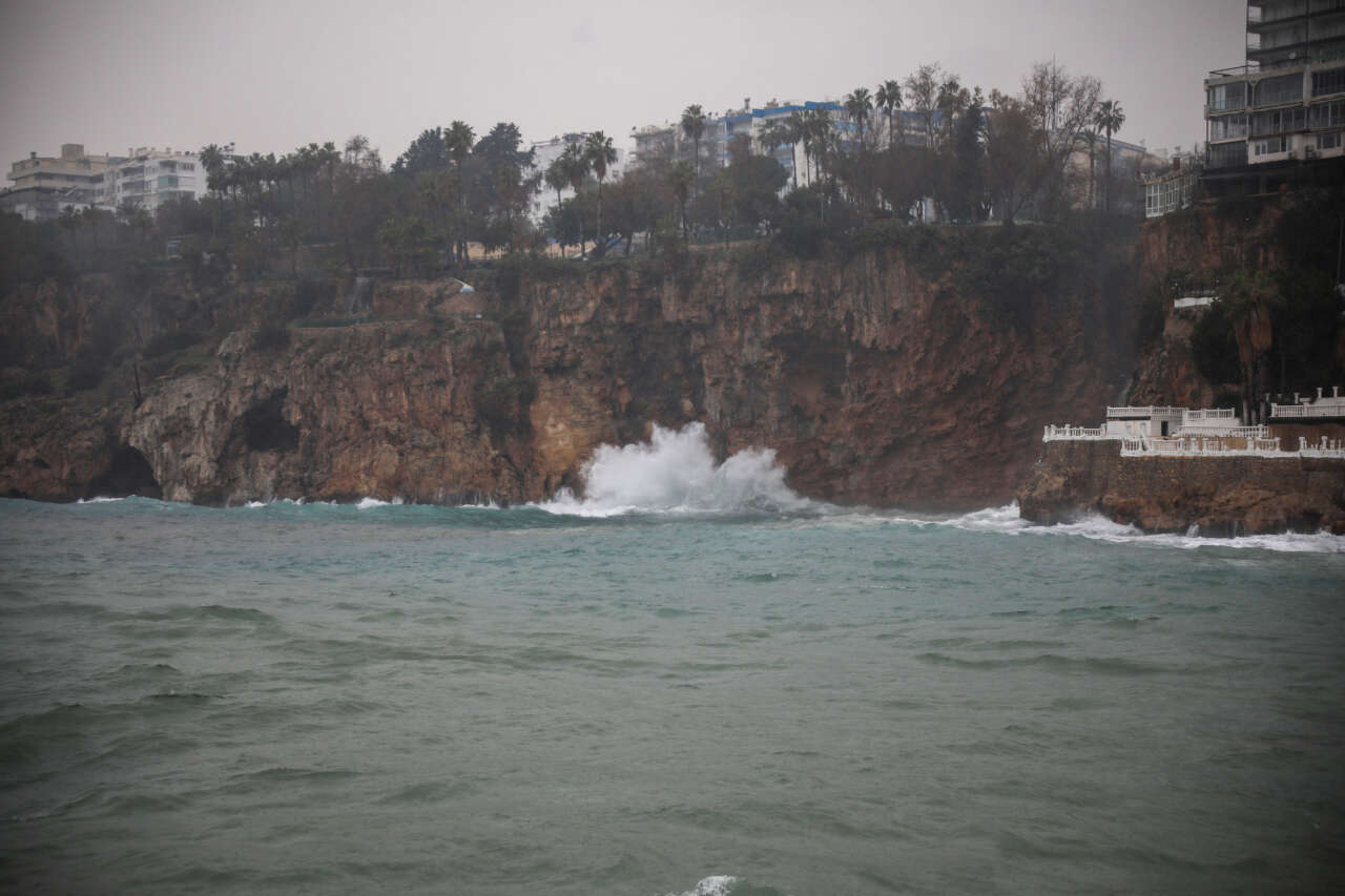 Antalya’da Deniz Şaha Kalktı! Dev Dalgalar 25 Metrelik Falezleri Aştı 2