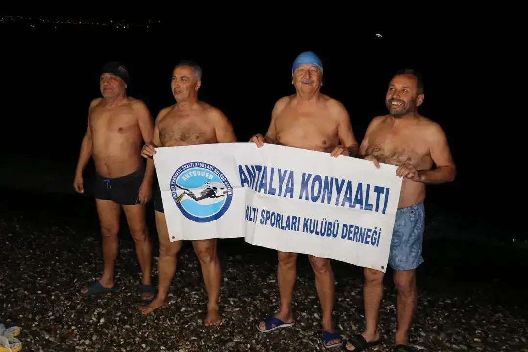 Antalya’da 2026 Yılını Denizde Karşıladılar 14