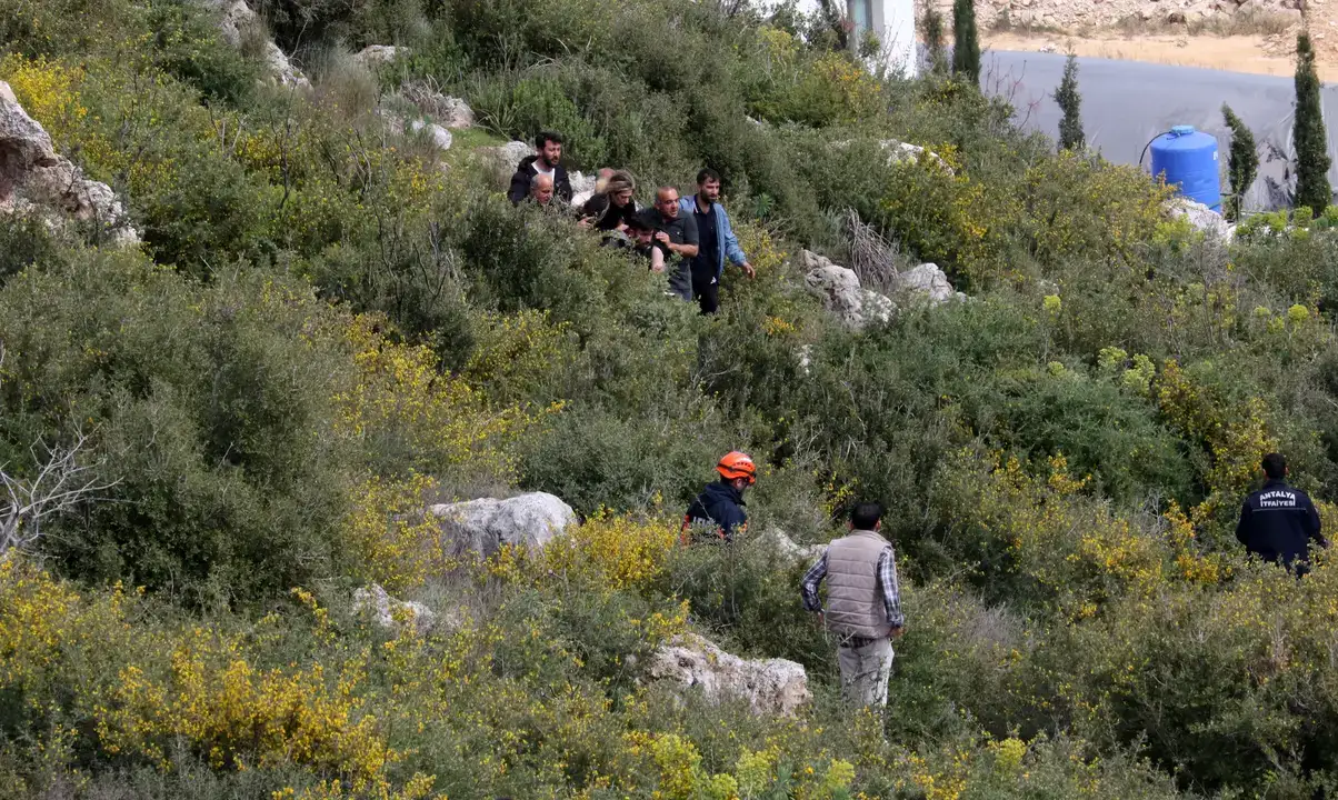 Genç Kadın Kepez'de 20 Metrelik Kayalıklardan Düştü 2