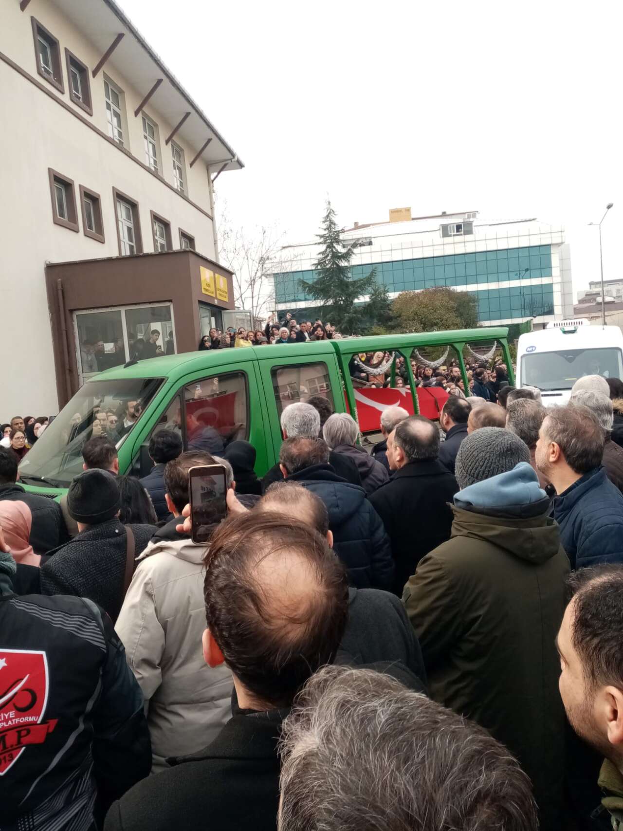 Okul bahçesinde kahreden veda: Fatma Nur öğretmen gözyaşlarıyla uğurlandı 5