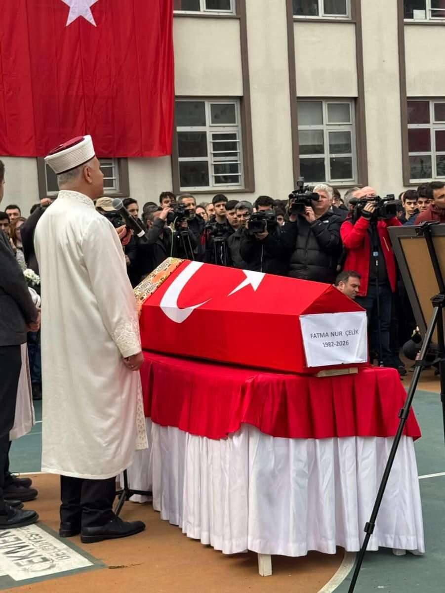 Okul bahçesinde kahreden veda: Fatma Nur öğretmen gözyaşlarıyla uğurlandı 6