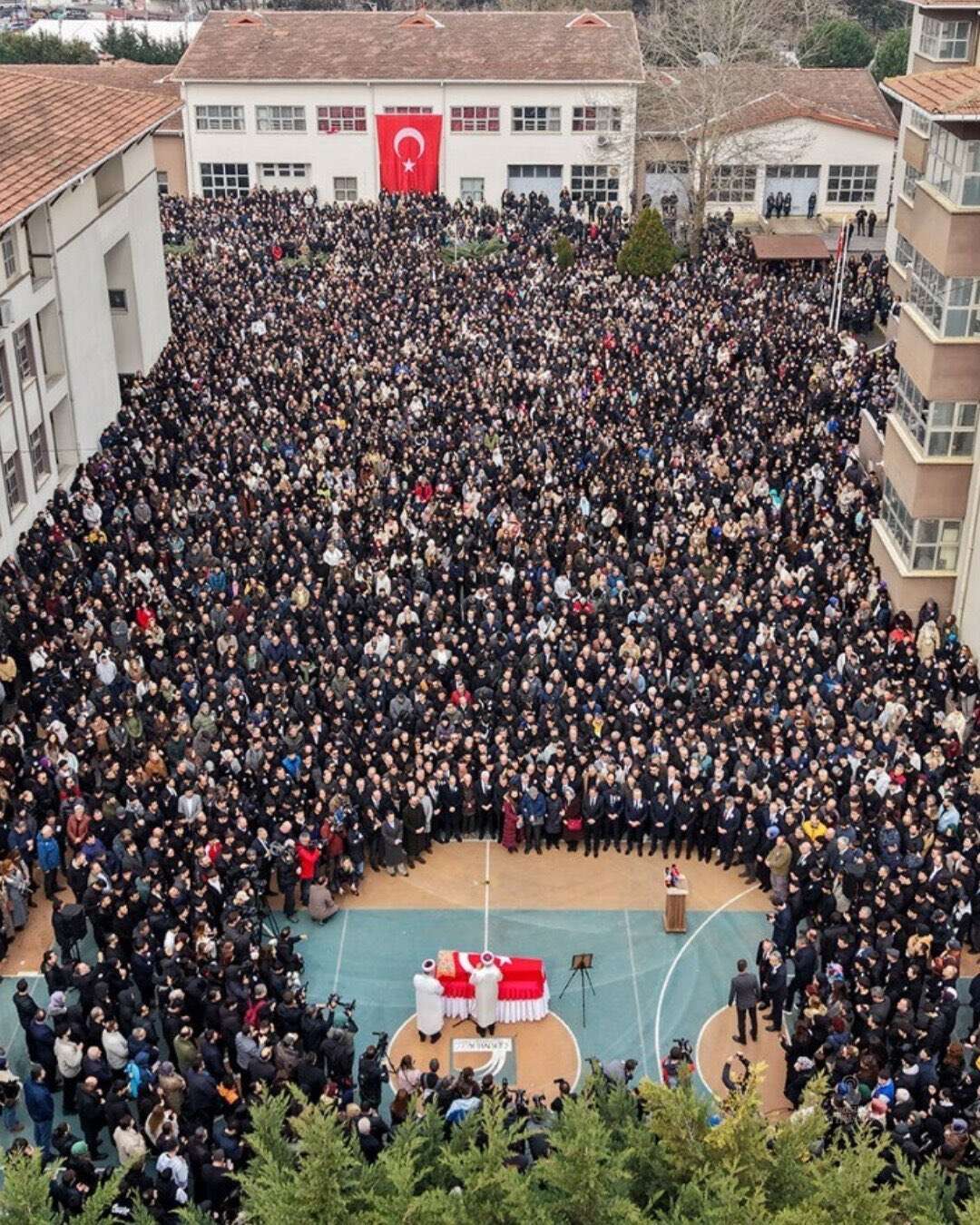 Okul bahçesinde kahreden veda: Fatma Nur öğretmen gözyaşlarıyla uğurlandı 4