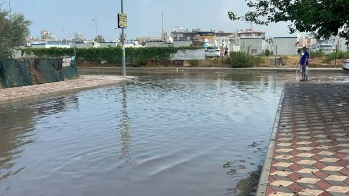 Hatay’da Sağanak Yağış Sokakları Göle Çevirdi! Gençlerin Fedakarlığı Krizi Önledi