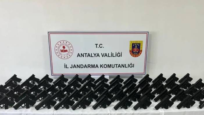 Antalya’da Otomobilden Cephanelik Çıktı: 72 Tabanca Ele Geçirildi