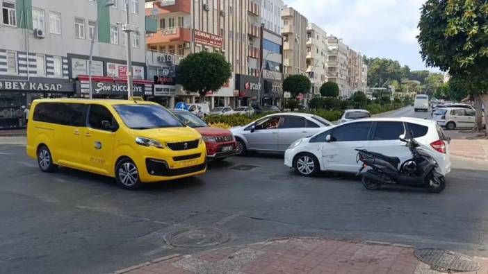 Manavgat'ta Ticari Taksi Motosiklete Çarptı! Motosikletli Savruldu