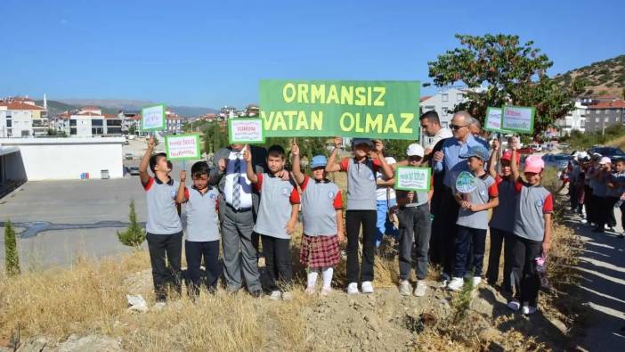 Korkuteli’nde Öğrencilerden Yeşil Vatan İçin 300 Fidan