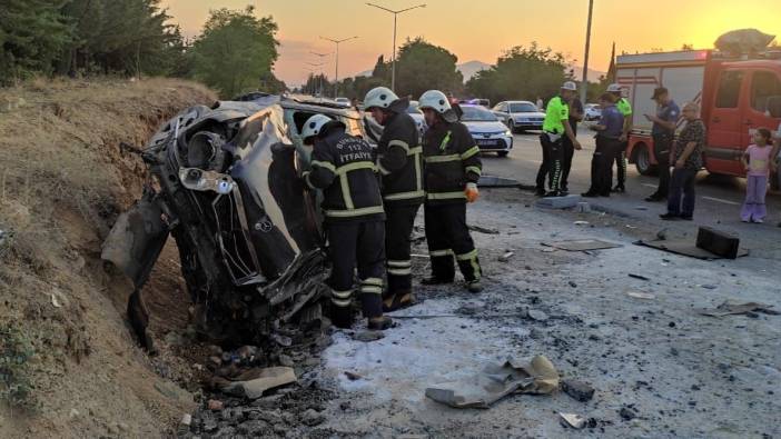 Burdur’da facia kıl payı atlatıldı! Otomobil durağa daldı, 2 yaralı!