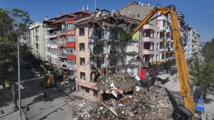 Isparta’da 53 Yıllık Çarşı Karakolu Yıkıldı! 7 Ton Demir Çıkması Bekleniyor