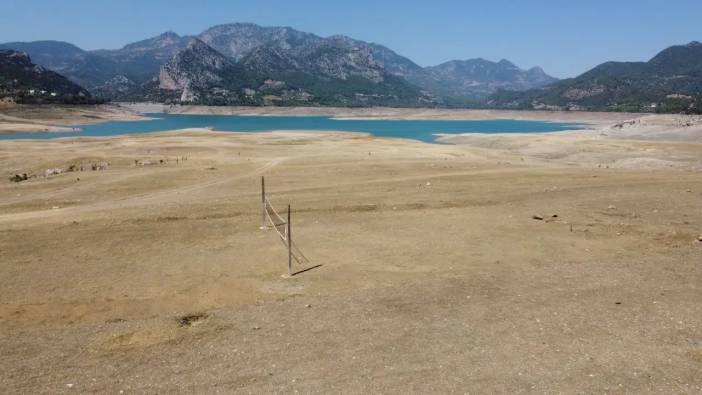 Adana’da Çölleşen Kozan Barajı’na Voleybol Direği Dikildi