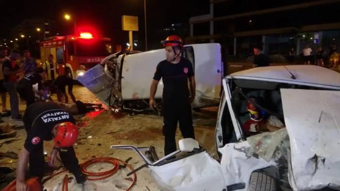 Antalya'da İki Otomobil Kafa Kafaya Çarpıştı! Ortalık Savaş Alanına Döndü